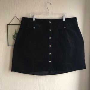 Adorable black corduroy skirt with buttons 🎨